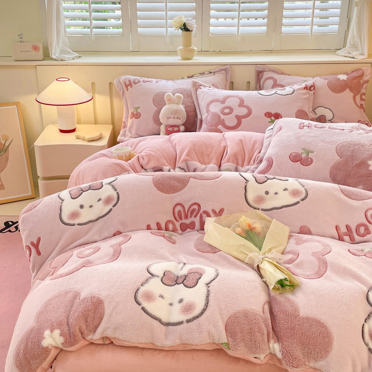 91家纺网 家纺一手货源 找家纺 沐慕 2025新款A类200g加厚雪花绒180g牛奶绒四件套 花花粉兔