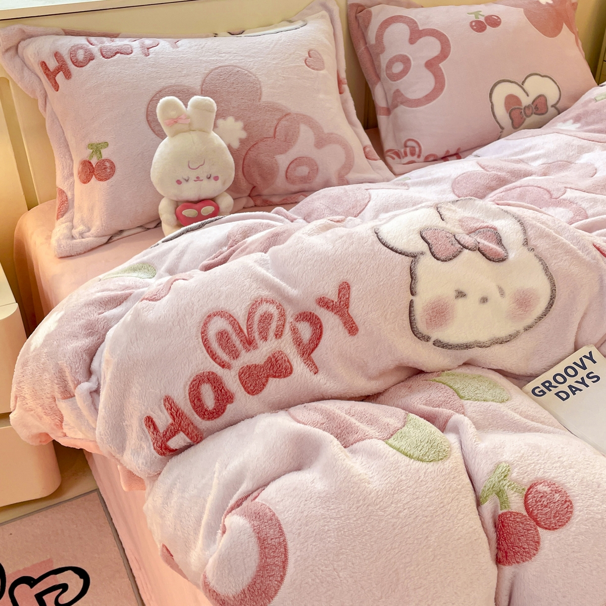 91家纺网 家纺一手货源 找家纺 沐慕 2025新款A类200g加厚雪花绒180g牛奶绒四件套 花花粉兔