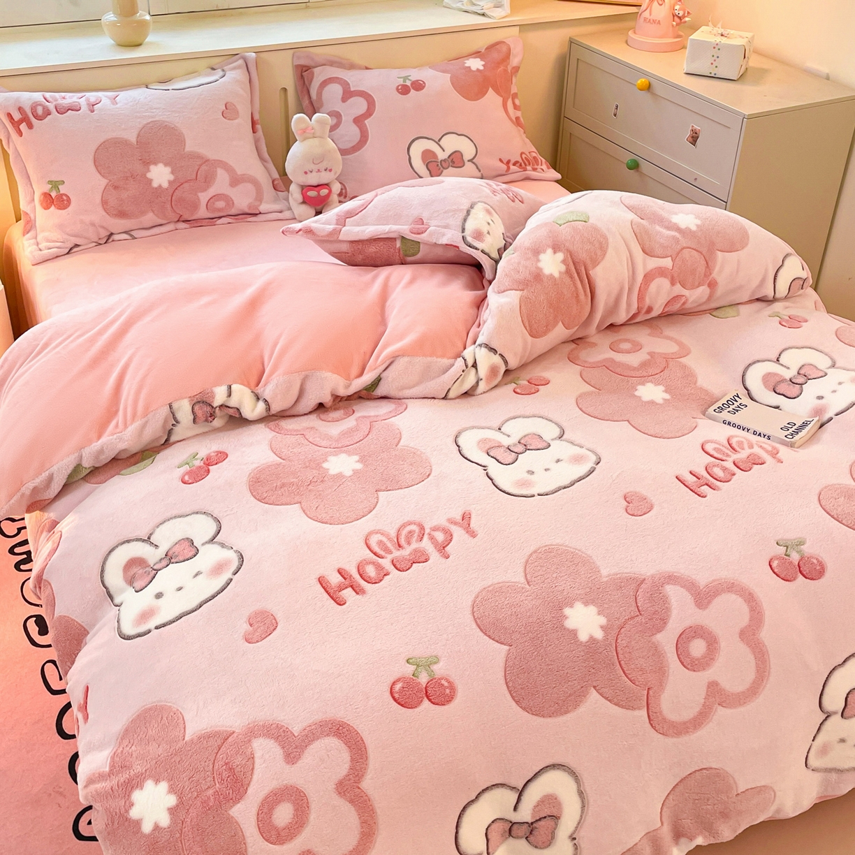 91家纺网 家纺一手货源 找家纺 沐慕 2025新款A类200g加厚雪花绒180g牛奶绒四件套 花花粉兔