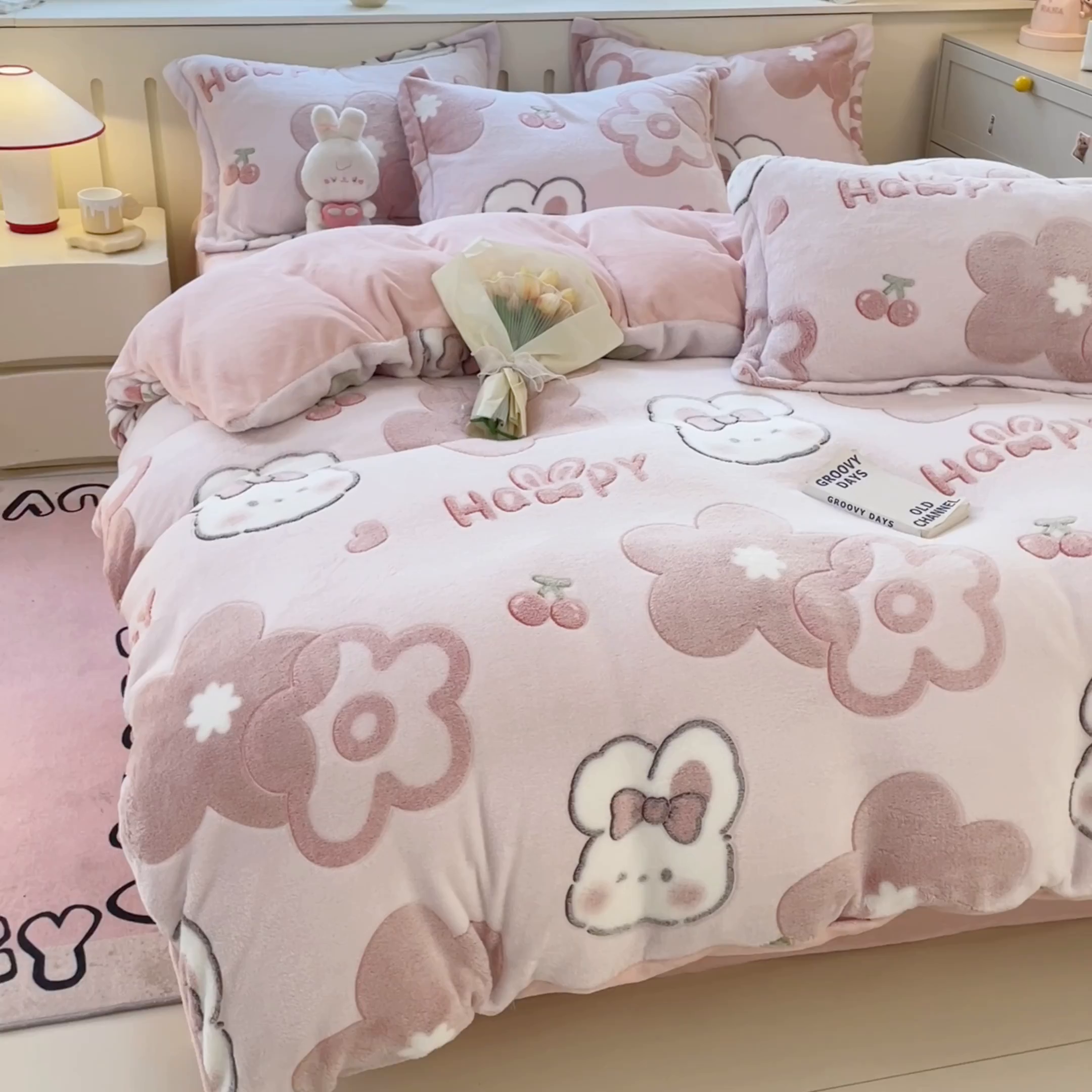 91家纺网 家纺一手货源 找家纺 沐慕 2025新款A类200g加厚雪花绒180g牛奶绒四件套 花花粉兔