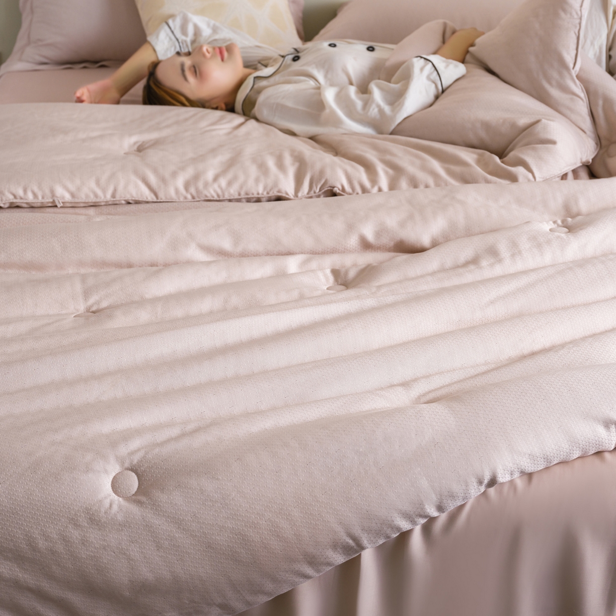 91家纺网 家纺一手货源 找家纺 桂雅居 2025新款英伦风尚有机鲜豆蛋白被被子被芯 千黛粉