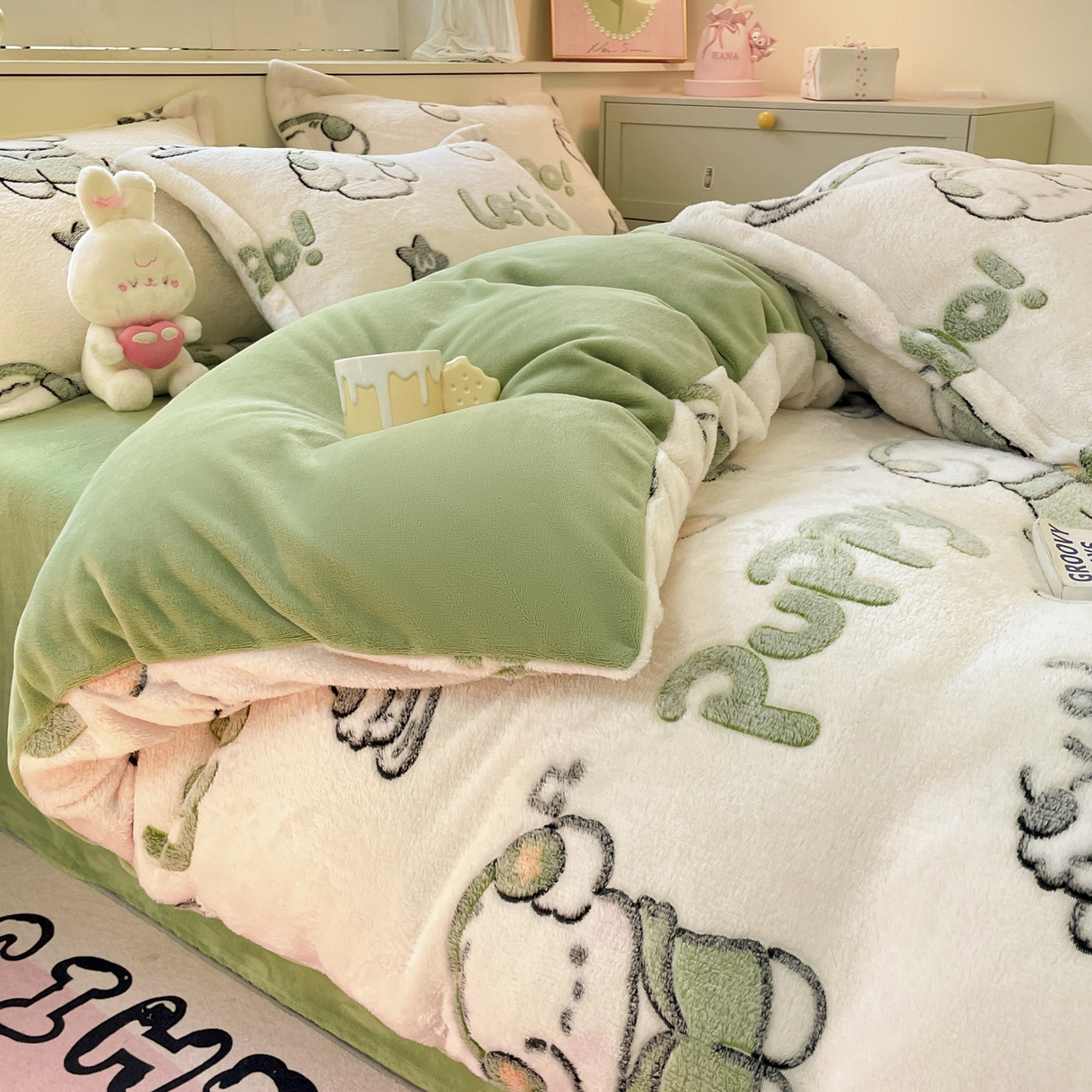 91家纺网 家纺一手货源 找家纺 沐慕 2025新款A类200g加厚雪花绒180g牛奶绒四件套 字母萌宠