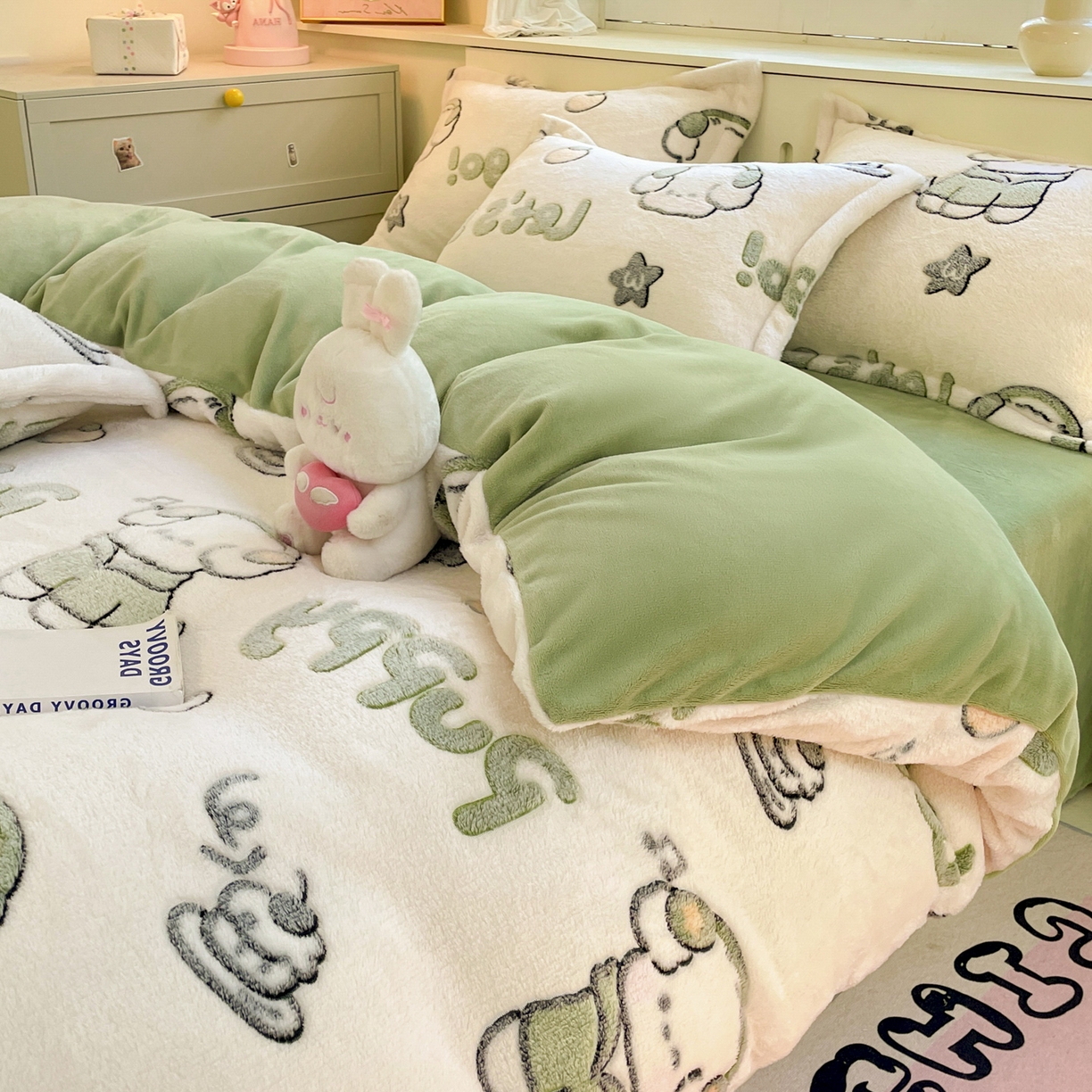 91家纺网 家纺一手货源 找家纺 沐慕 2025新款A类200g加厚雪花绒180g牛奶绒四件套 字母萌宠