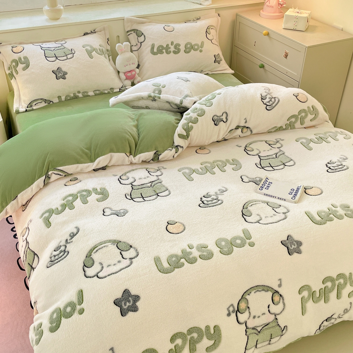 91家纺网 家纺一手货源 找家纺 沐慕 2025新款A类200g加厚雪花绒180g牛奶绒四件套 字母萌宠