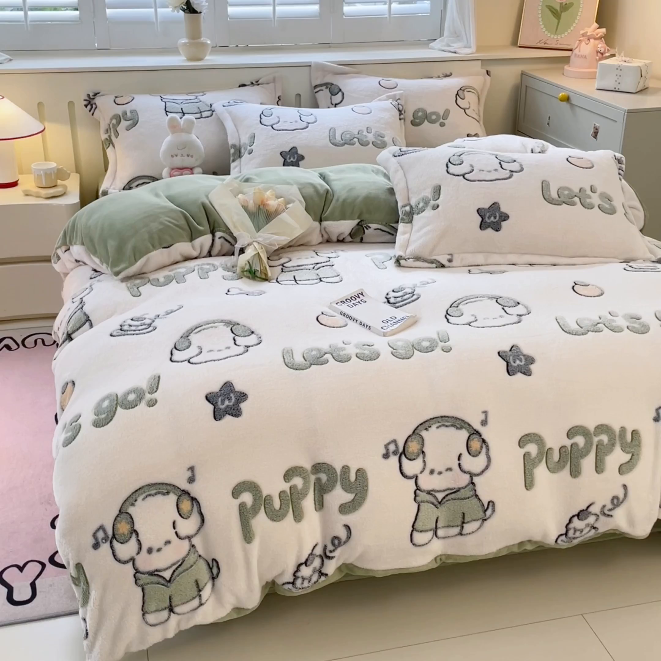 91家纺网 家纺一手货源 找家纺 沐慕 2025新款A类200g加厚雪花绒180g牛奶绒四件套 字母萌宠