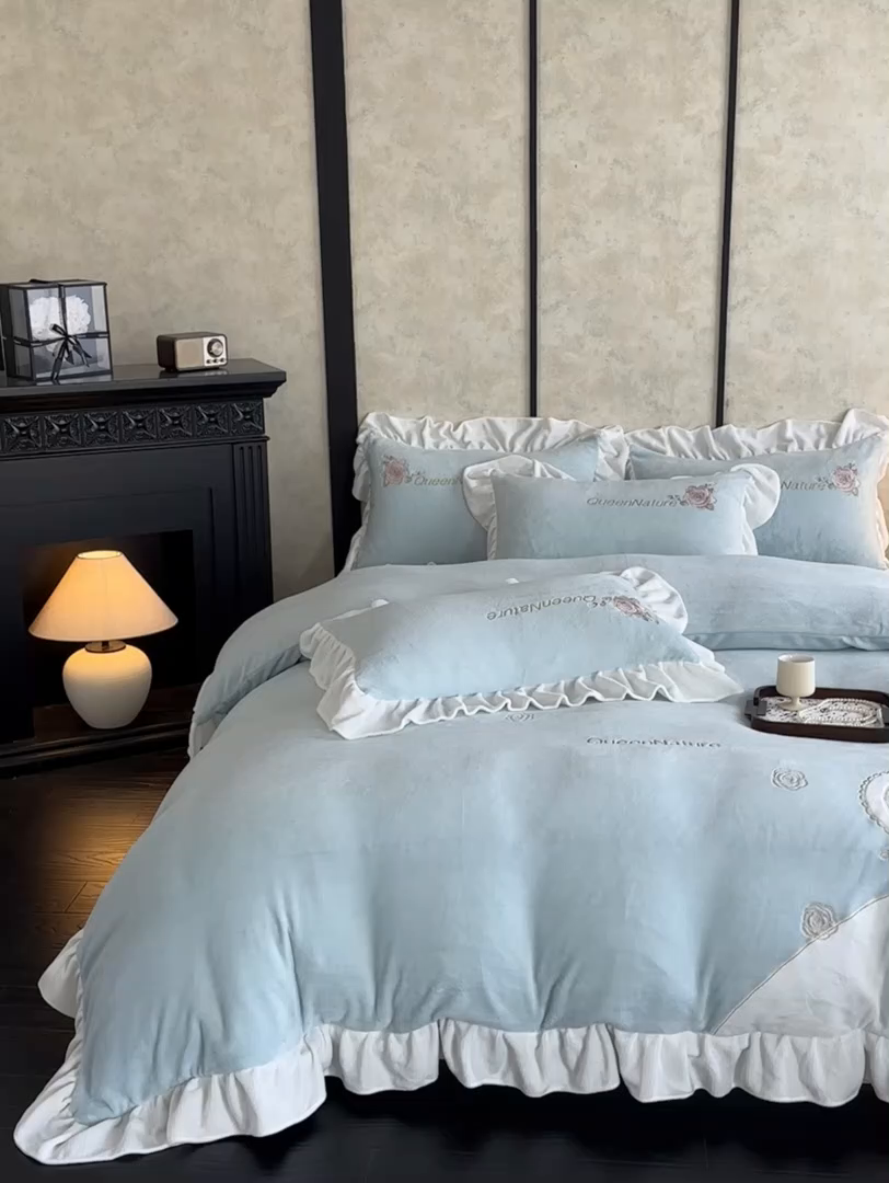 91家纺网 家纺一手货源 找家纺 七七家纺 2025新款刺绣款牛奶绒四件套-织梦系列 织梦-水绿