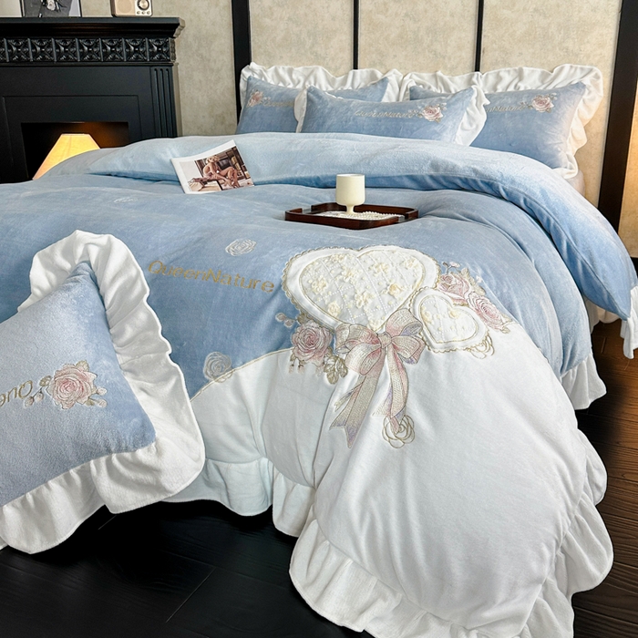 91家纺网 家纺一手货源 找家纺 七七家纺 2025新款刺绣款牛奶绒四件套-织梦系列 织梦-天蓝