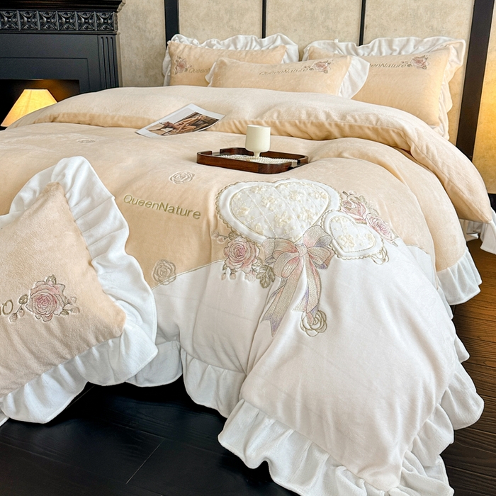 91家纺网 家纺一手货源 找家纺 七七家纺 2025新款刺绣款牛奶绒四件套-织梦系列 织梦-黄