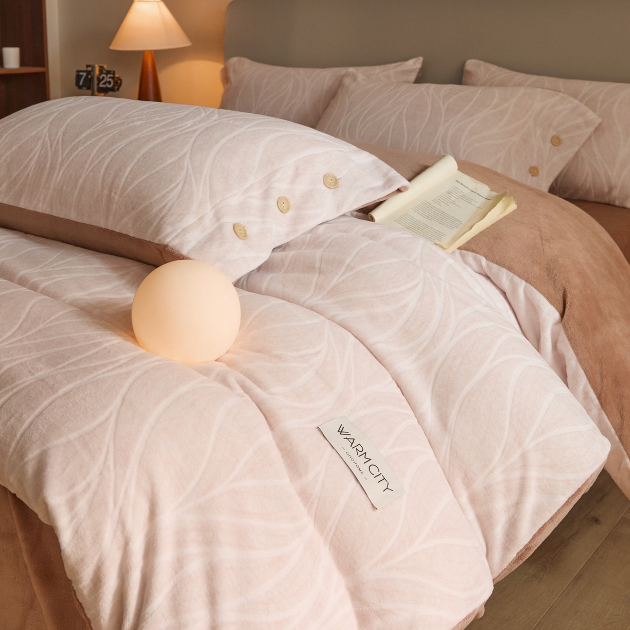 91家纺网 家纺一手货源 找家纺 吾诺家居 吾诺 纽扣式雕花牛奶绒四件套-曲线系列 烂花四件套纽扣款 曲线咖