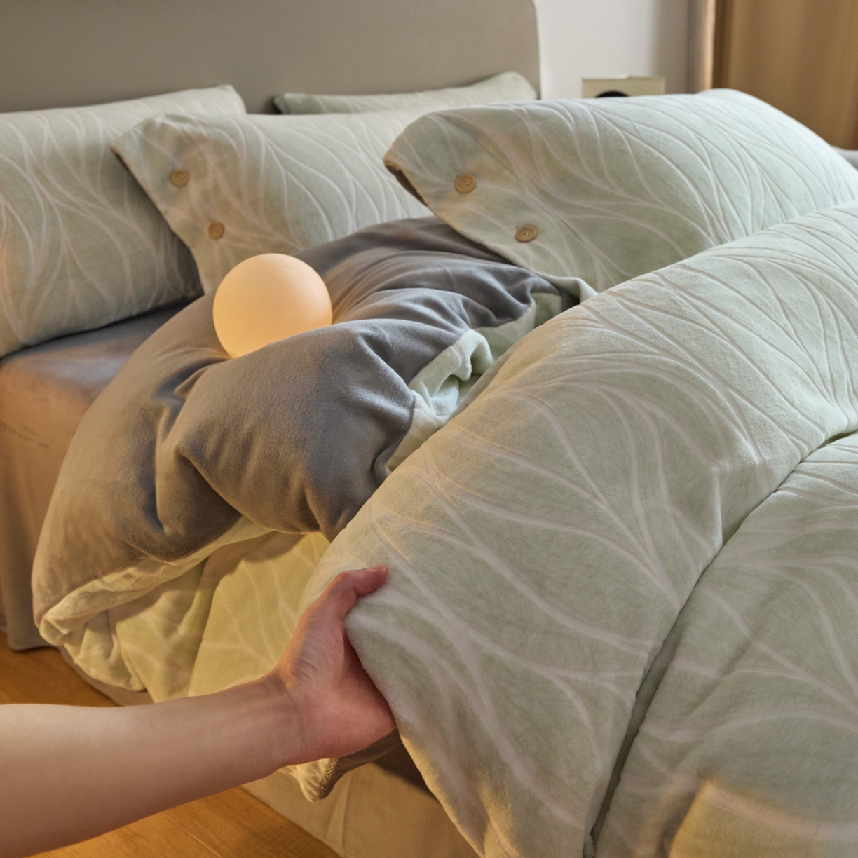 91家纺网 家纺一手货源 找家纺 吾诺家居 吾诺 纽扣式雕花牛奶绒四件套-曲线系列 烂花四件套纽扣款 曲线灰