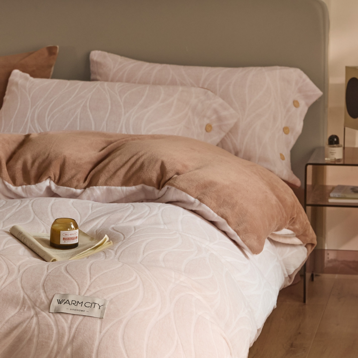 91家纺网 家纺一手货源 找家纺 吾诺家居 吾诺 纽扣式雕花牛奶绒四件套-曲线系列 烂花四件套纽扣款 曲线咖