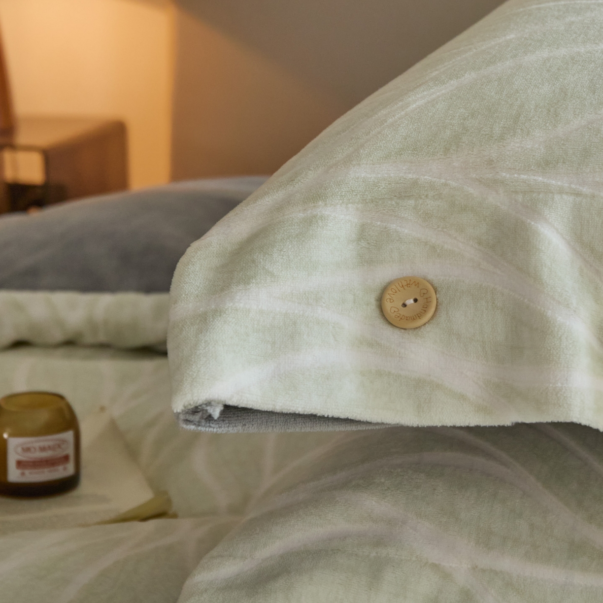 91家纺网 家纺一手货源 找家纺 吾诺家居 吾诺 纽扣式雕花牛奶绒四件套-曲线系列 烂花四件套纽扣款 曲线灰