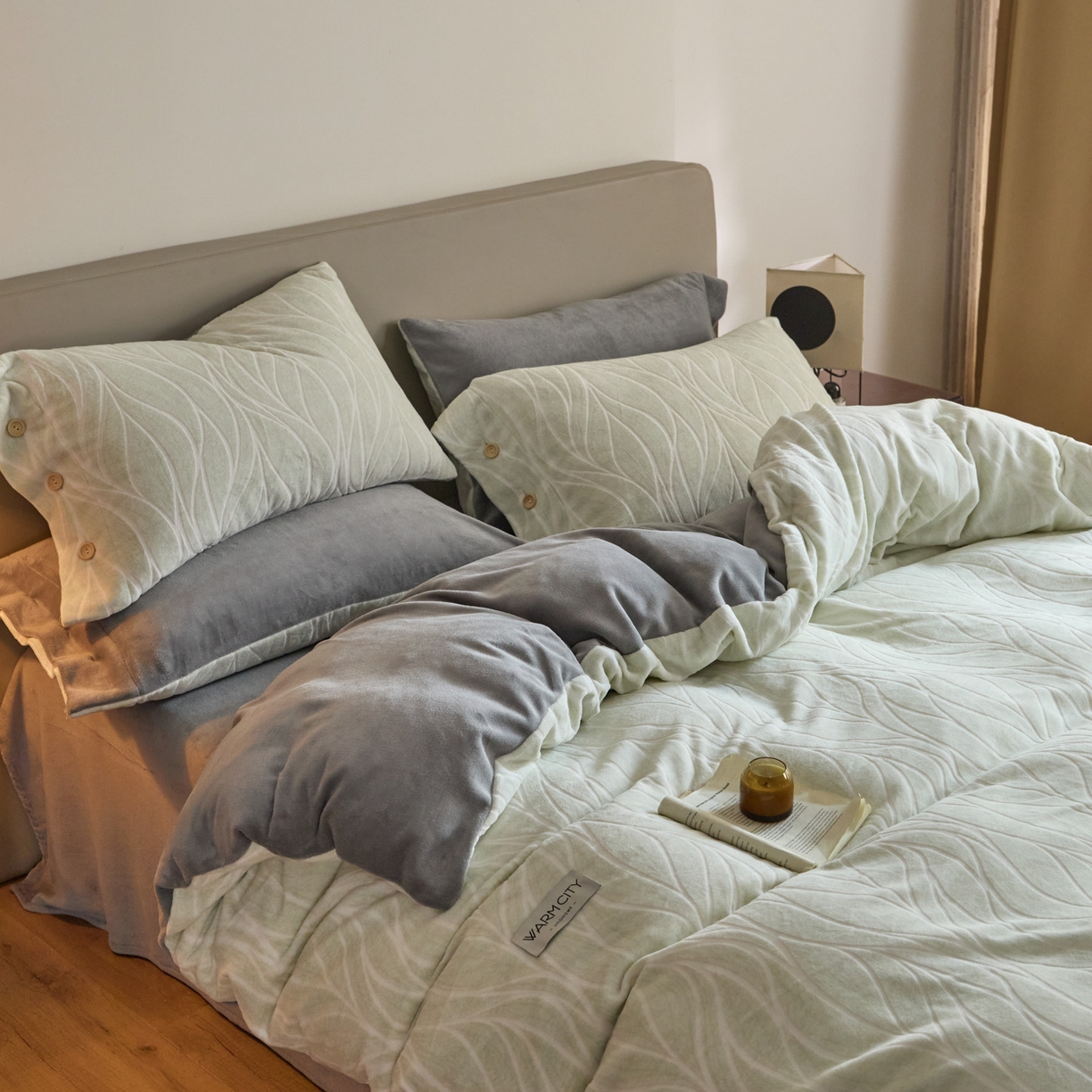 91家纺网 家纺一手货源 找家纺 吾诺家居 吾诺 纽扣式雕花牛奶绒四件套-曲线系列 烂花四件套纽扣款 曲线灰