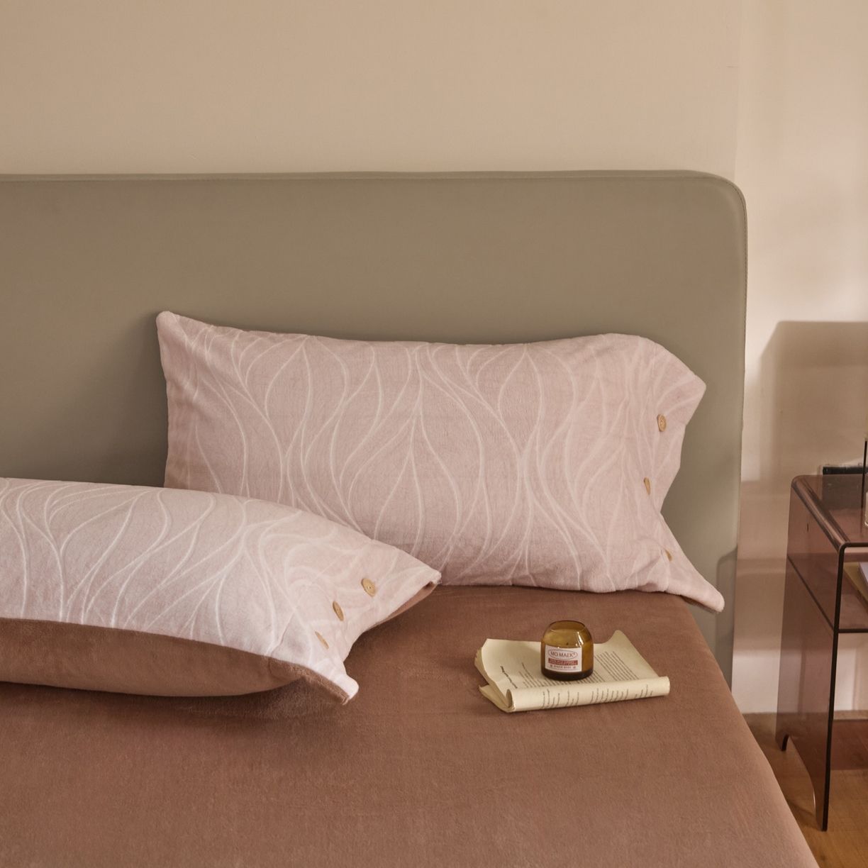 91家纺网 家纺一手货源 找家纺 吾诺家居 吾诺 纽扣式雕花牛奶绒四件套-曲线系列 烂花四件套纽扣款 曲线咖