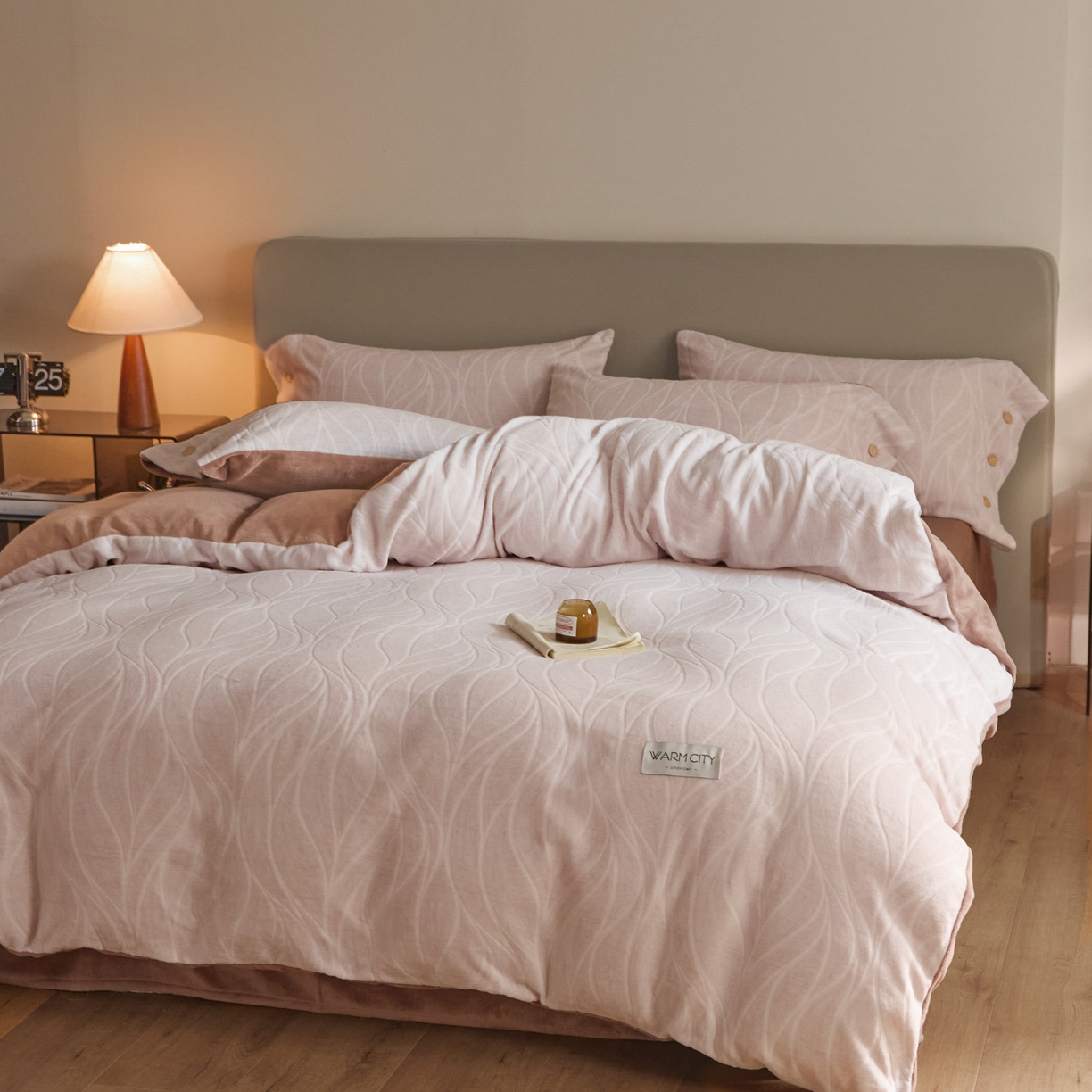 91家纺网 家纺一手货源 找家纺 吾诺家居 吾诺 纽扣式雕花牛奶绒四件套-曲线系列 烂花四件套纽扣款 曲线咖