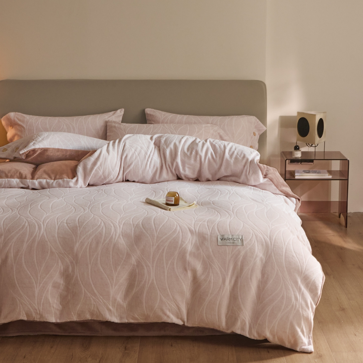 91家纺网 家纺一手货源 找家纺 吾诺家居 吾诺 纽扣式雕花牛奶绒四件套-曲线系列 烂花四件套纽扣款 曲线咖