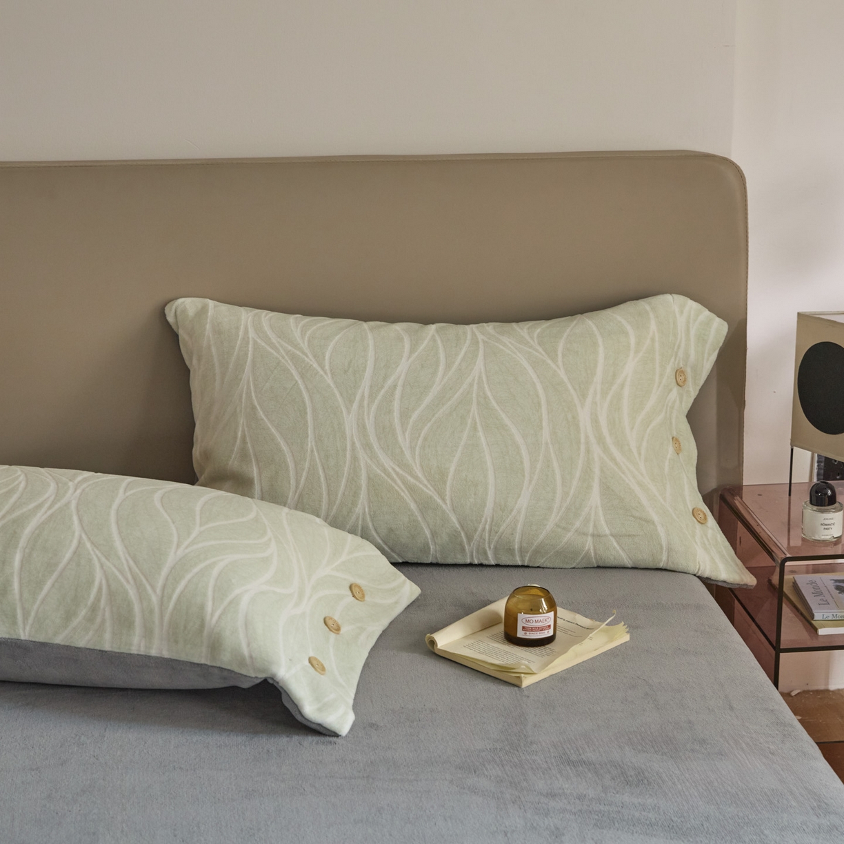 91家纺网 家纺一手货源 找家纺 吾诺家居 吾诺 纽扣式雕花牛奶绒四件套-曲线系列 烂花四件套纽扣款 曲线灰