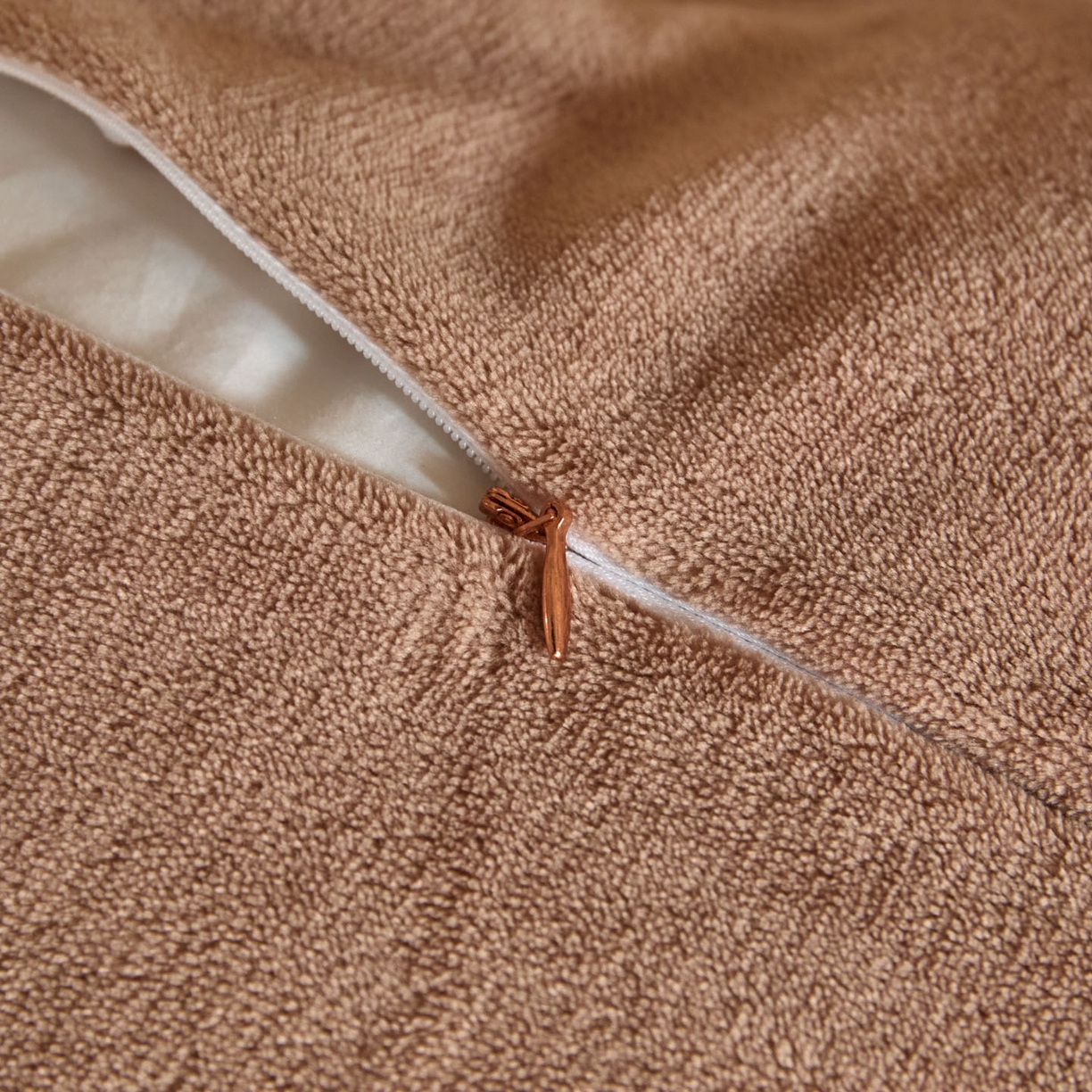 91家纺网 家纺一手货源 找家纺 吾诺家居 吾诺 纽扣式雕花牛奶绒四件套-曲线系列 烂花四件套纽扣款 曲线咖