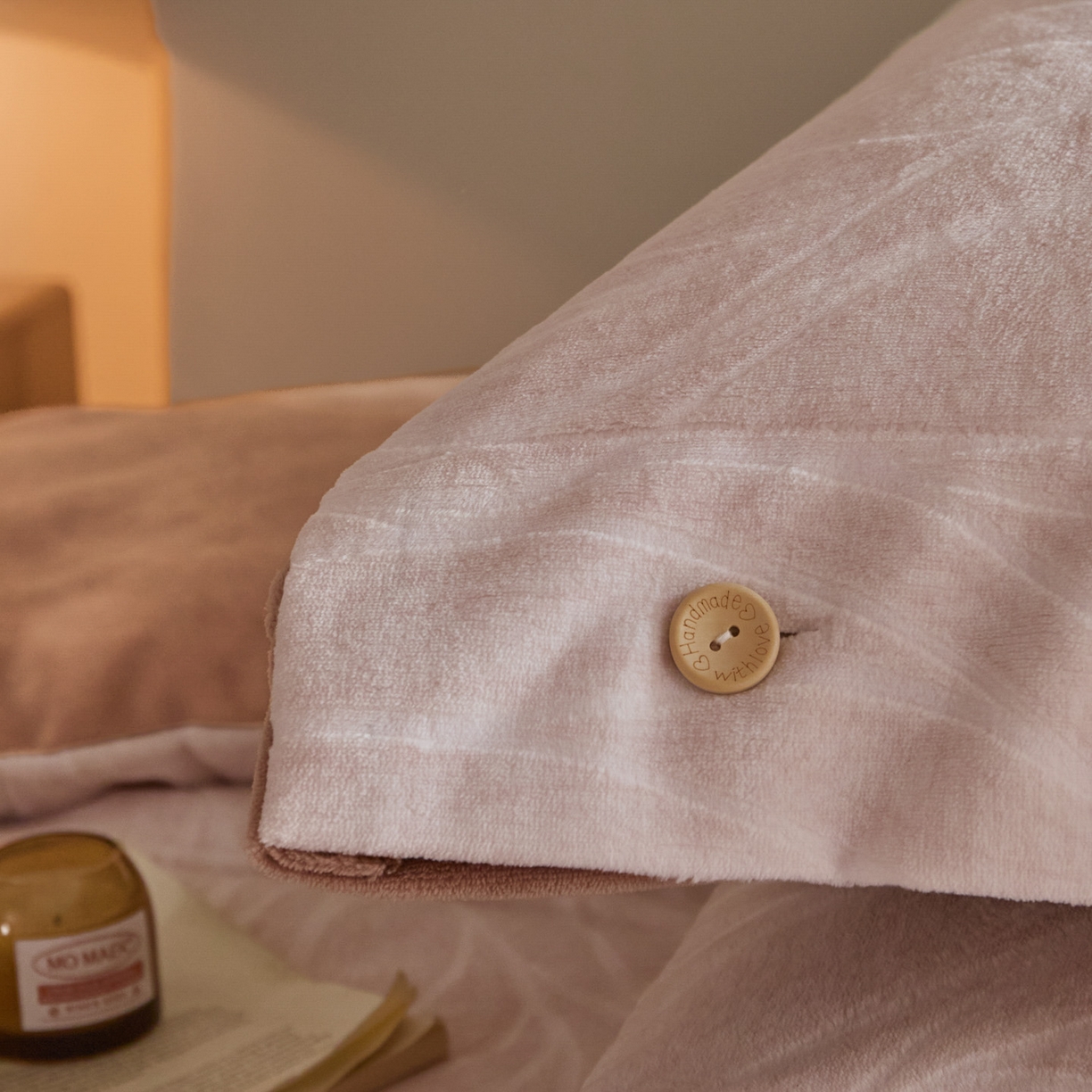 91家纺网 家纺一手货源 找家纺 吾诺家居 吾诺 纽扣式雕花牛奶绒四件套-曲线系列 烂花四件套纽扣款 曲线咖