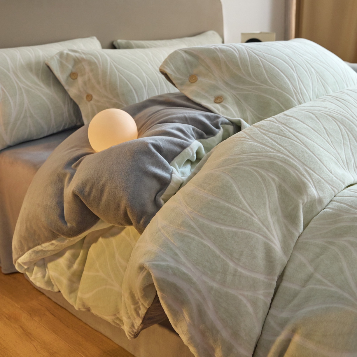 91家纺网 家纺一手货源 找家纺 吾诺家居 吾诺 纽扣式雕花牛奶绒四件套-曲线系列 烂花四件套纽扣款 曲线灰