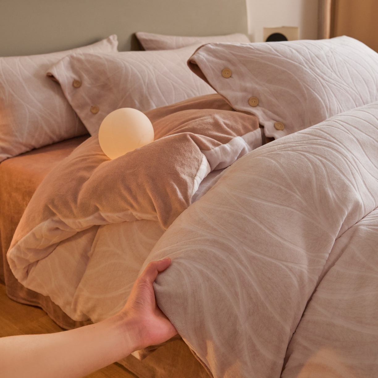 91家纺网 家纺一手货源 找家纺 吾诺家居 吾诺 纽扣式雕花牛奶绒四件套-曲线系列 烂花四件套纽扣款 曲线咖