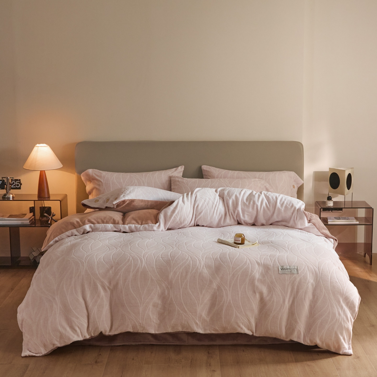 91家纺网 家纺一手货源 找家纺 吾诺家居 吾诺 纽扣式雕花牛奶绒四件套-曲线系列 烂花四件套纽扣款 曲线咖