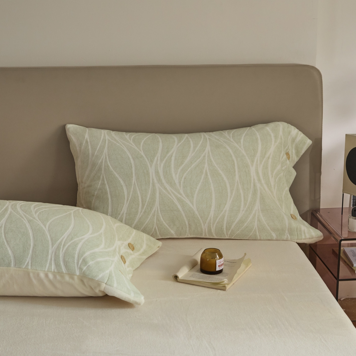 91家纺网 家纺一手货源 找家纺 吾诺家居 吾诺 纽扣式雕花牛奶绒四件套-曲线系列 烂花四件套纽扣款 曲线白