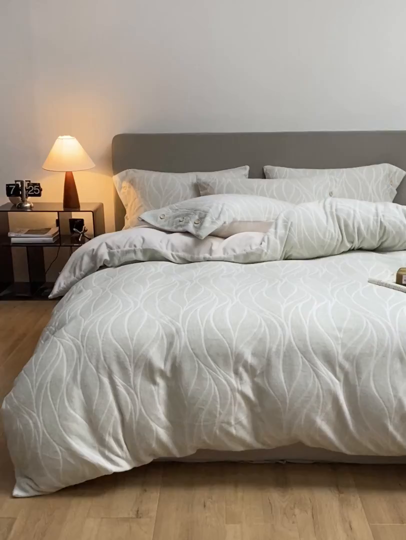 91家纺网 家纺一手货源 找家纺 （总）吾诺家居 吾诺 纽扣式雕花牛奶绒四件套-曲线系列 烂花四件套纽扣款