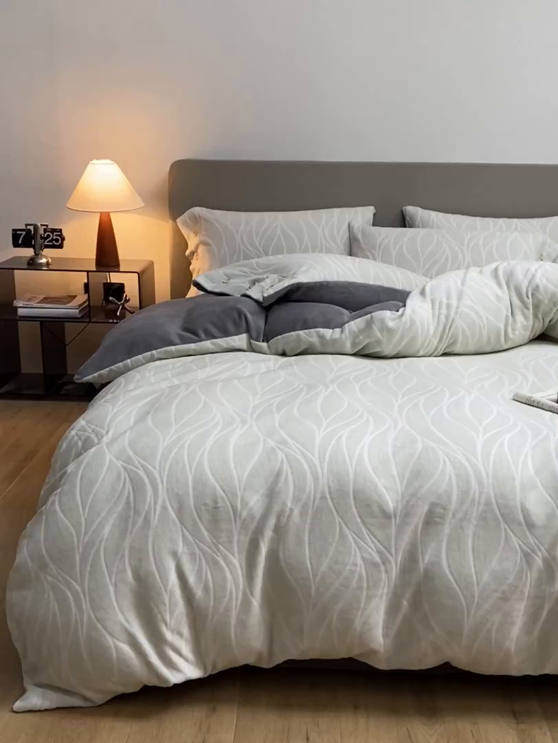 91家纺网 家纺一手货源 找家纺 吾诺家居 吾诺 纽扣式雕花牛奶绒四件套-曲线系列 烂花四件套纽扣款 曲线灰