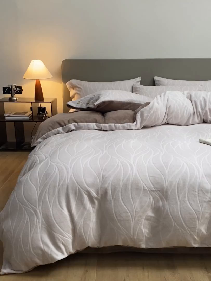 91家纺网 家纺一手货源 找家纺 吾诺家居 吾诺 纽扣式雕花牛奶绒四件套-曲线系列 烂花四件套纽扣款 曲线咖