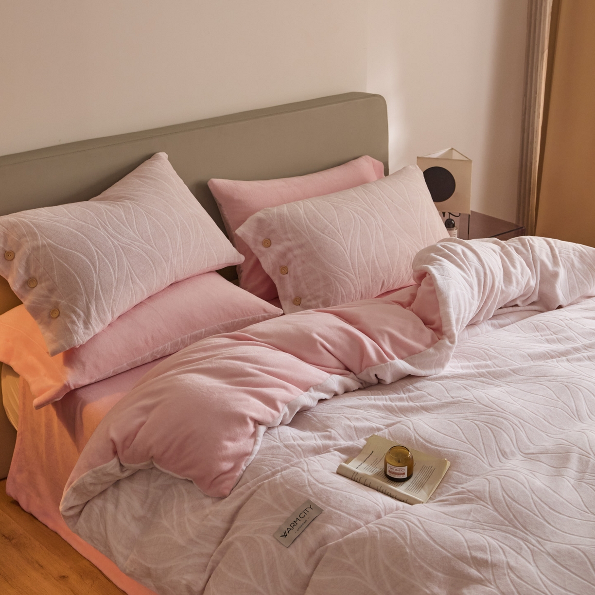 91家纺网 家纺一手货源 找家纺 吾诺家居 吾诺 纽扣式雕花牛奶绒四件套-曲线系列 烂花四件套纽扣款 曲线粉