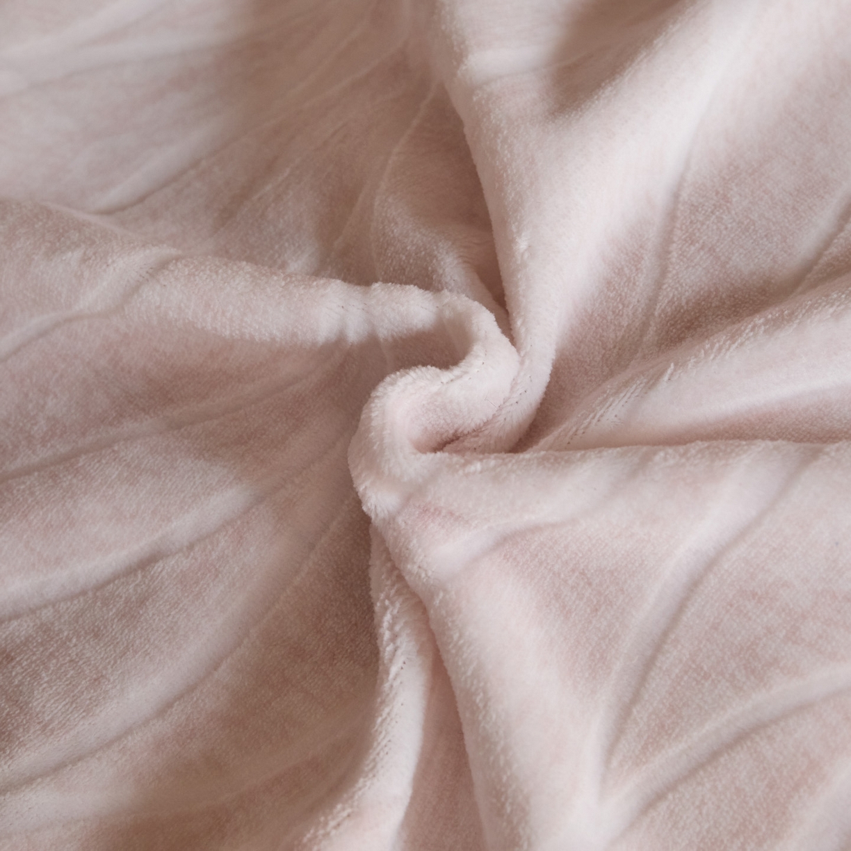 91家纺网 家纺一手货源 找家纺 吾诺家居 吾诺 纽扣式雕花牛奶绒四件套-曲线系列 烂花四件套纽扣款 曲线粉