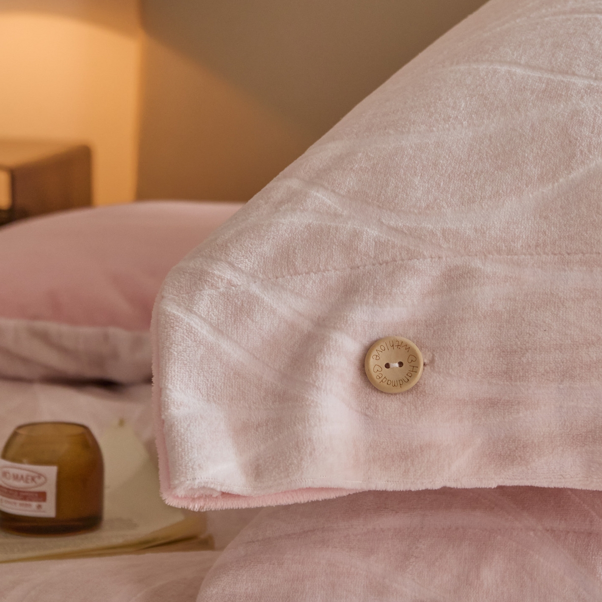 91家纺网 家纺一手货源 找家纺 吾诺家居 吾诺 纽扣式雕花牛奶绒四件套-曲线系列 烂花四件套纽扣款 曲线粉