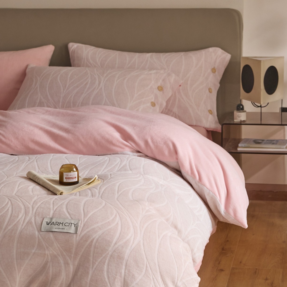 91家纺网 家纺一手货源 找家纺 吾诺家居 吾诺 纽扣式雕花牛奶绒四件套-曲线系列 烂花四件套纽扣款 曲线粉