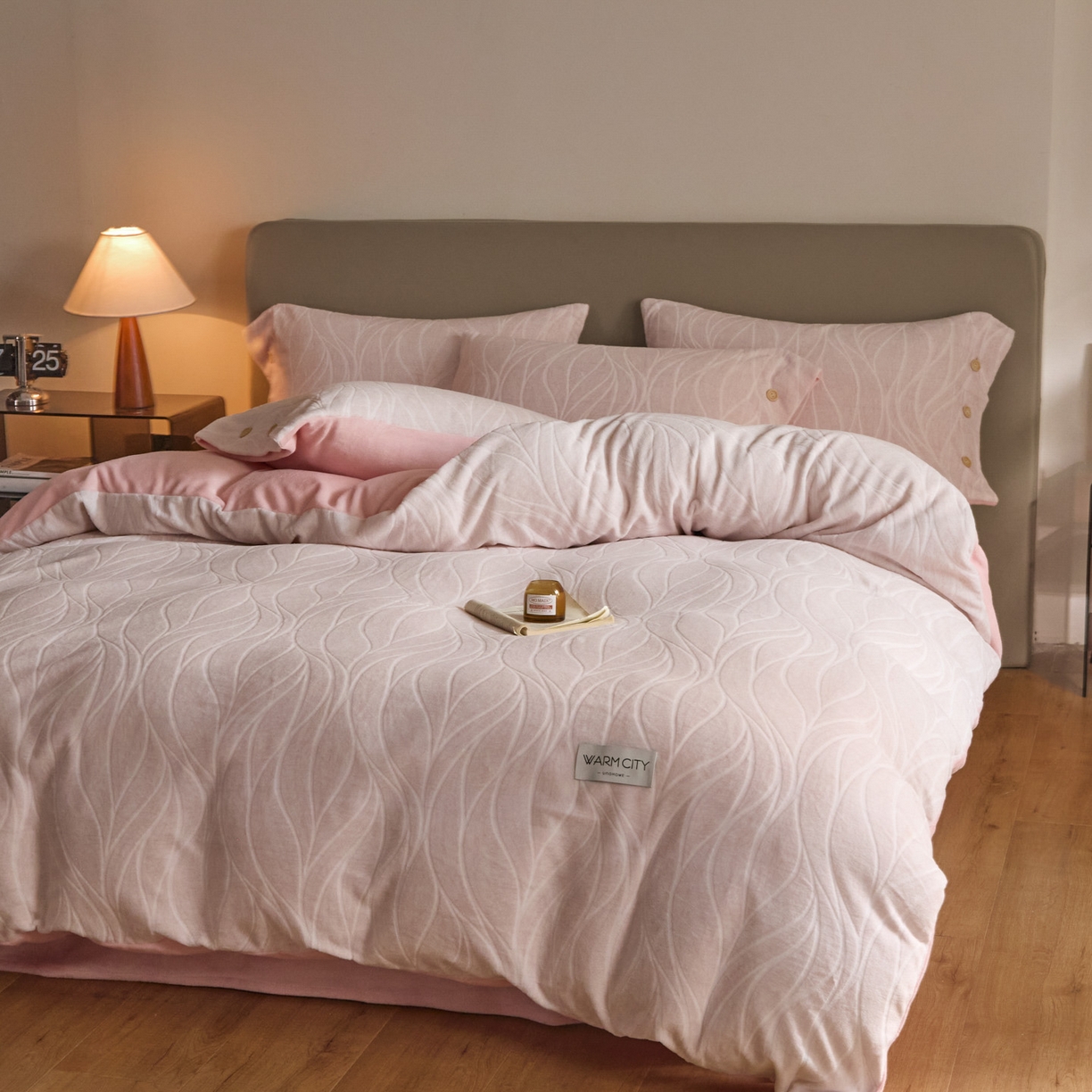 91家纺网 家纺一手货源 找家纺 吾诺家居 吾诺 纽扣式雕花牛奶绒四件套-曲线系列 烂花四件套纽扣款 曲线粉