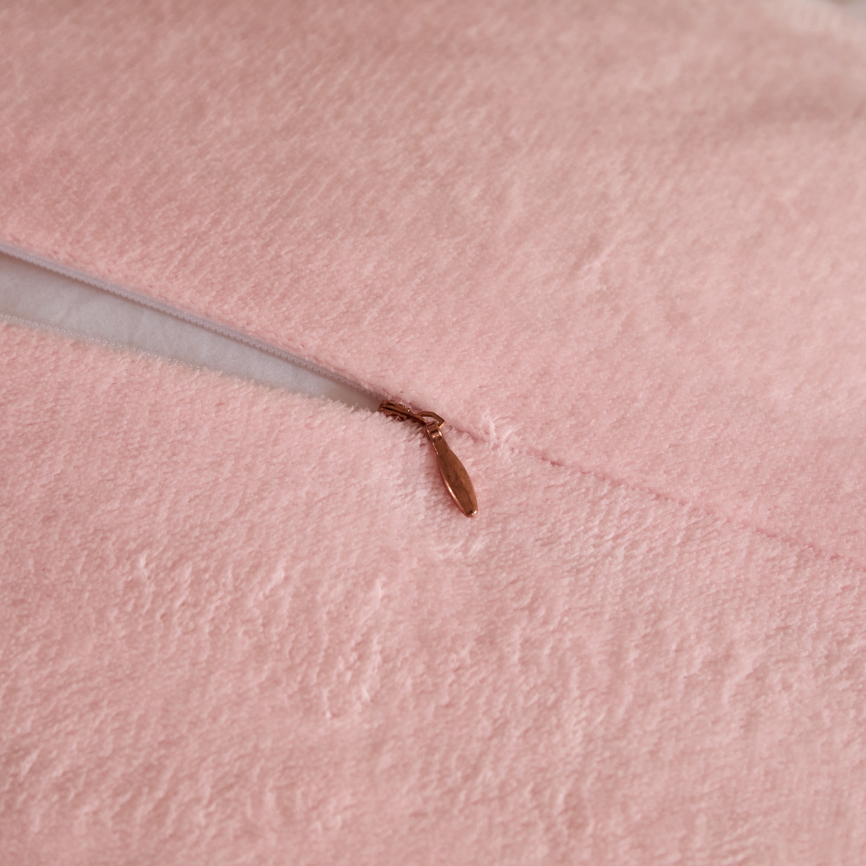 91家纺网 家纺一手货源 找家纺 吾诺家居 吾诺 纽扣式雕花牛奶绒四件套-曲线系列 烂花四件套纽扣款 曲线粉