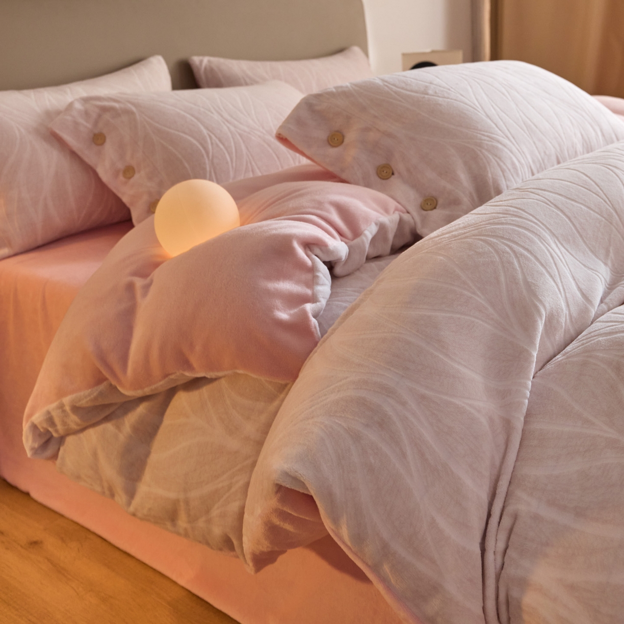 91家纺网 家纺一手货源 找家纺 吾诺家居 吾诺 纽扣式雕花牛奶绒四件套-曲线系列 烂花四件套纽扣款 曲线粉