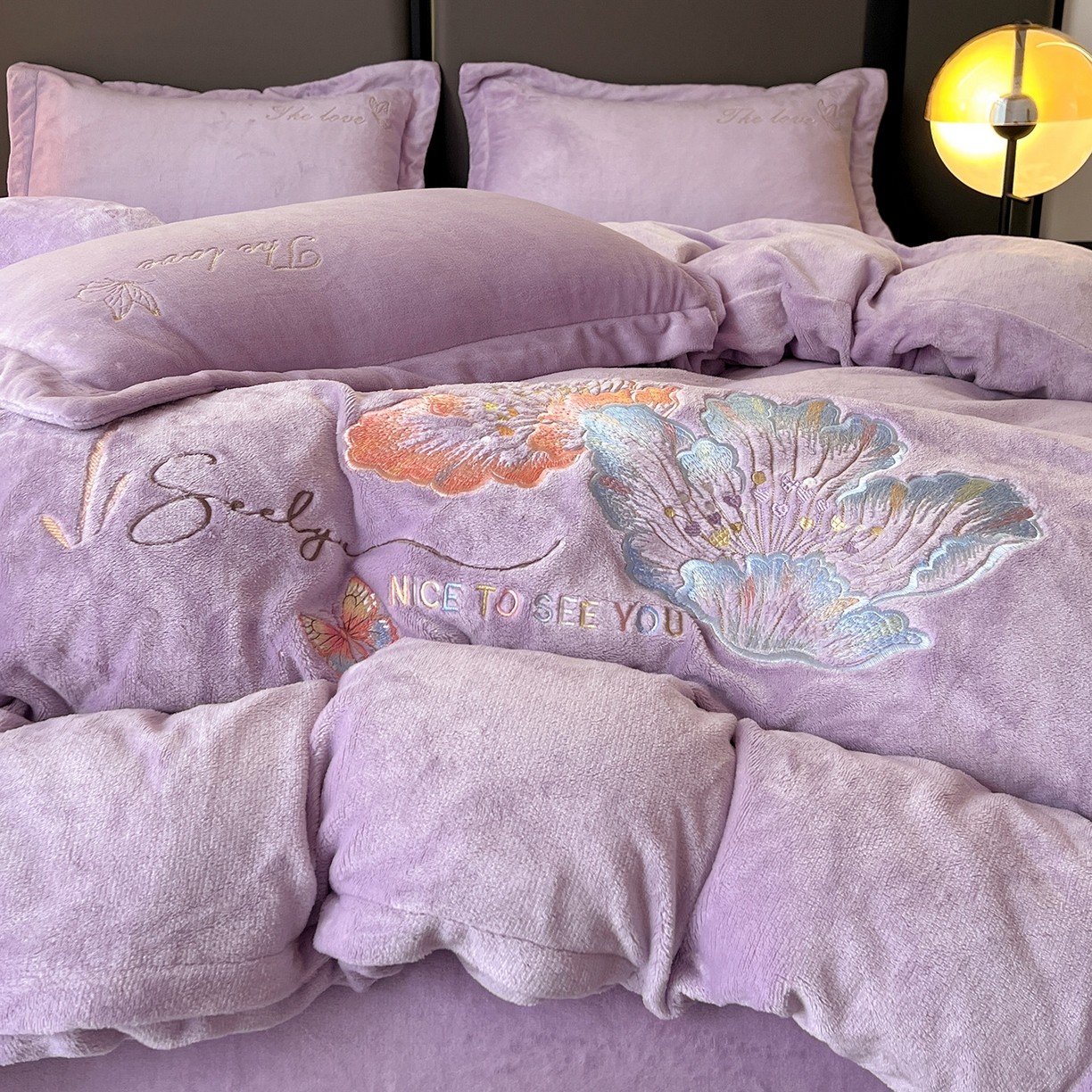 91家纺网 家纺一手货源 找家纺 居易简 2025新款亲肤刺绣款牛奶绒四件套-蝶影翩翩 蝶影翩翩-魅紫