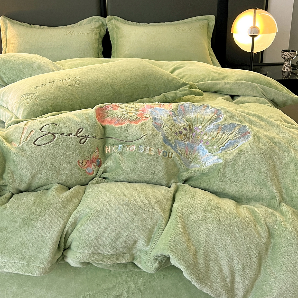 91家纺网 家纺一手货源 找家纺 居易简 2025新款亲肤刺绣款牛奶绒四件套-蝶影翩翩 蝶影翩翩-豆绿