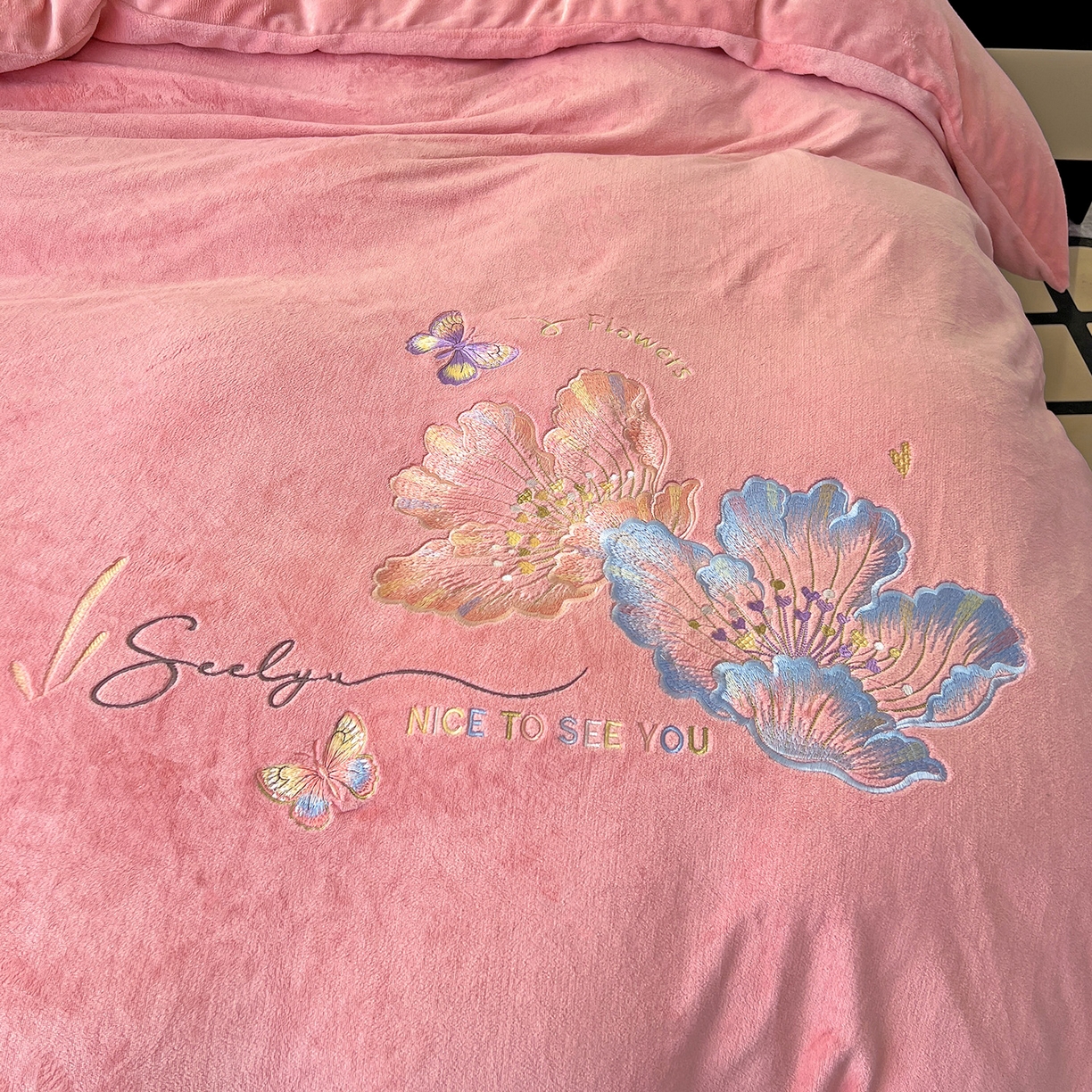 91家纺网 家纺一手货源 找家纺 （总）居易简 2025新款亲肤刺绣款牛奶绒四件套-蝶影翩翩