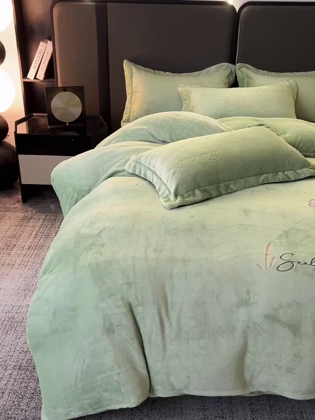 91家纺网 家纺一手货源 找家纺 居易简 2025新款亲肤刺绣款牛奶绒四件套-蝶影翩翩 蝶影翩翩-豆绿