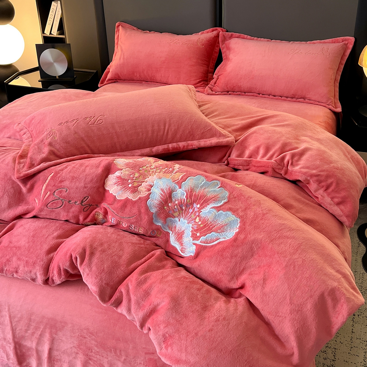 91家纺网 家纺一手货源 找家纺 居易简 2025新款亲肤刺绣款牛奶绒四件套-蝶影翩翩 蝶影翩翩-姜红