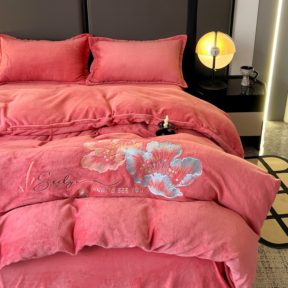 91家纺网 家纺一手货源 找家纺 居易简 2025新款亲肤刺绣款牛奶绒四件套-蝶影翩翩 蝶影翩翩-姜红