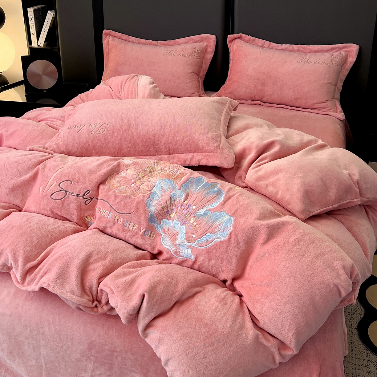 91家纺网 家纺一手货源 找家纺 居易简 2025新款亲肤刺绣款牛奶绒四件套-蝶影翩翩 蝶影翩翩-豆沙