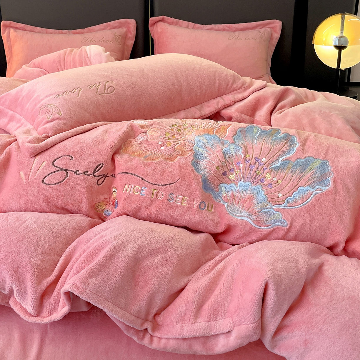 91家纺网 家纺一手货源 找家纺 居易简 2025新款亲肤刺绣款牛奶绒四件套-蝶影翩翩 蝶影翩翩-豆沙