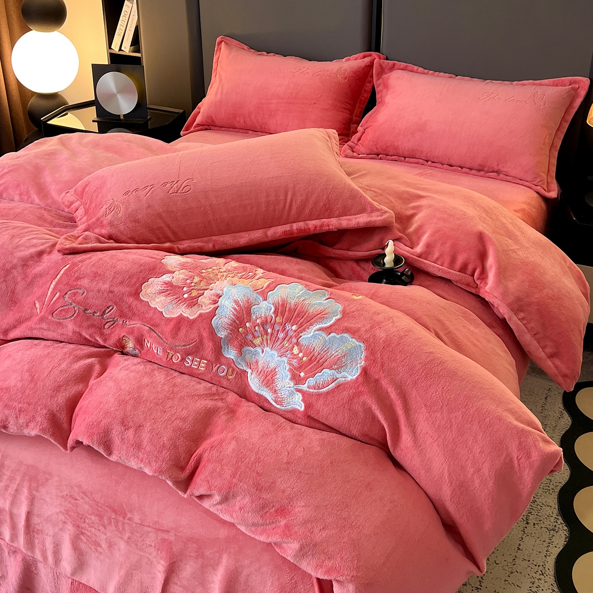 91家纺网 家纺一手货源 找家纺 居易简 2025新款亲肤刺绣款牛奶绒四件套-蝶影翩翩 蝶影翩翩-姜红