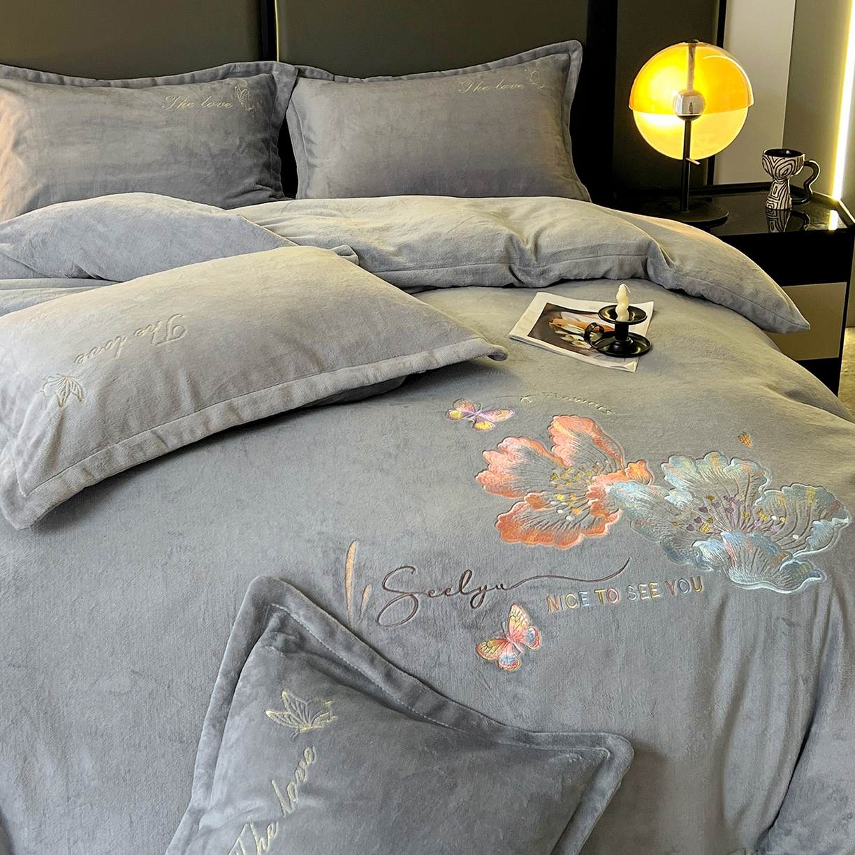 91家纺网 家纺一手货源 找家纺 居易简 2025新款亲肤刺绣款牛奶绒四件套-蝶影翩翩 蝶影翩翩-浅灰