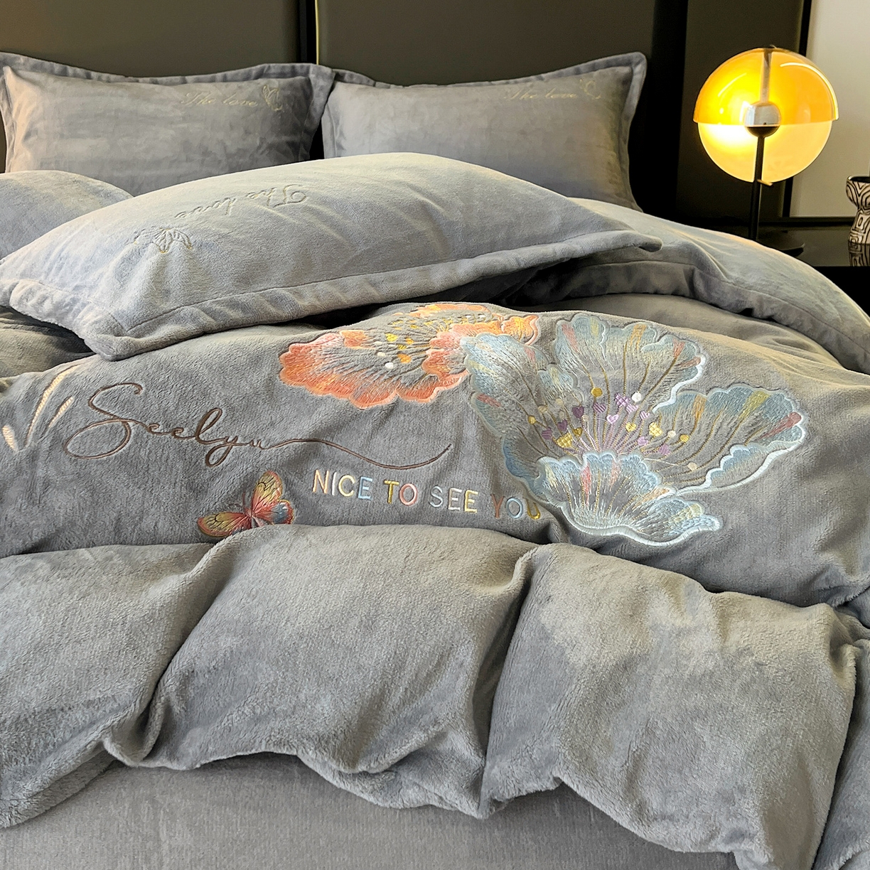 91家纺网 家纺一手货源 找家纺 居易简 2025新款亲肤刺绣款牛奶绒四件套-蝶影翩翩 蝶影翩翩-浅灰