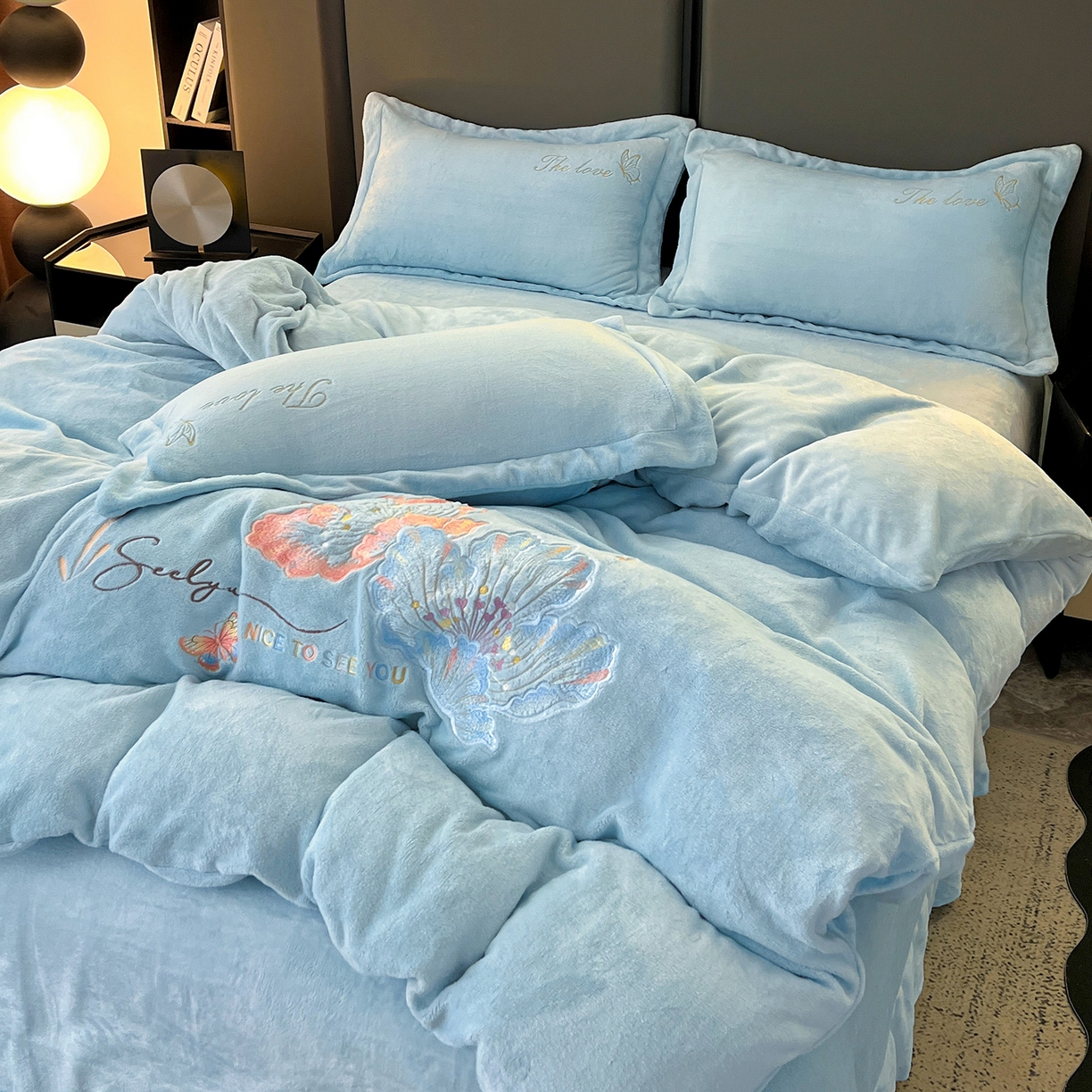 91家纺网 家纺一手货源 找家纺 居易简 2025新款亲肤刺绣款牛奶绒四件套-蝶影翩翩 蝶影翩翩-天蓝