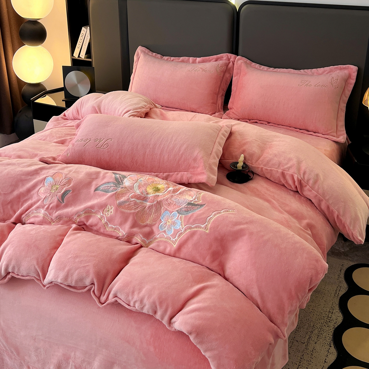 91家纺网 家纺一手货源 找家纺 （总）居易简 2025新款亲肤刺绣款牛奶绒四件套-花晨月夕